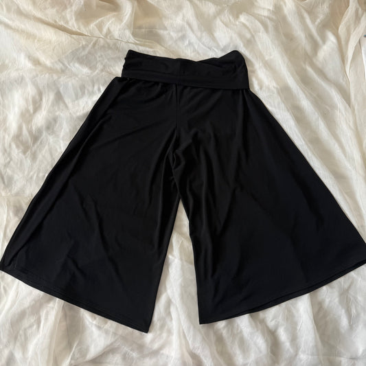 Black fold over gauchos