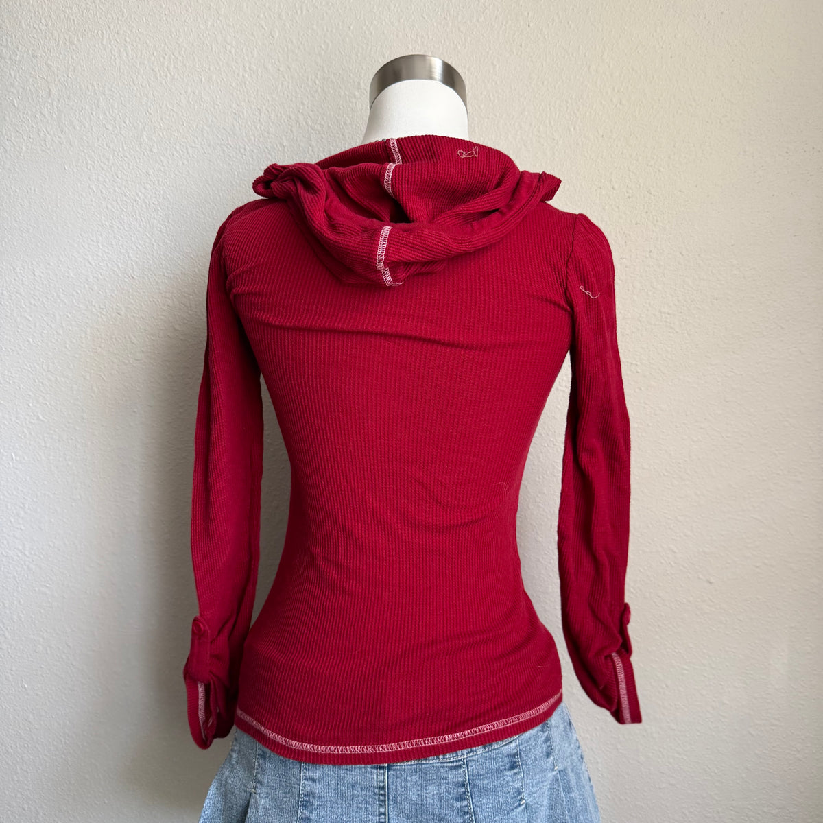 L.E.I red sleeved hoodie top
