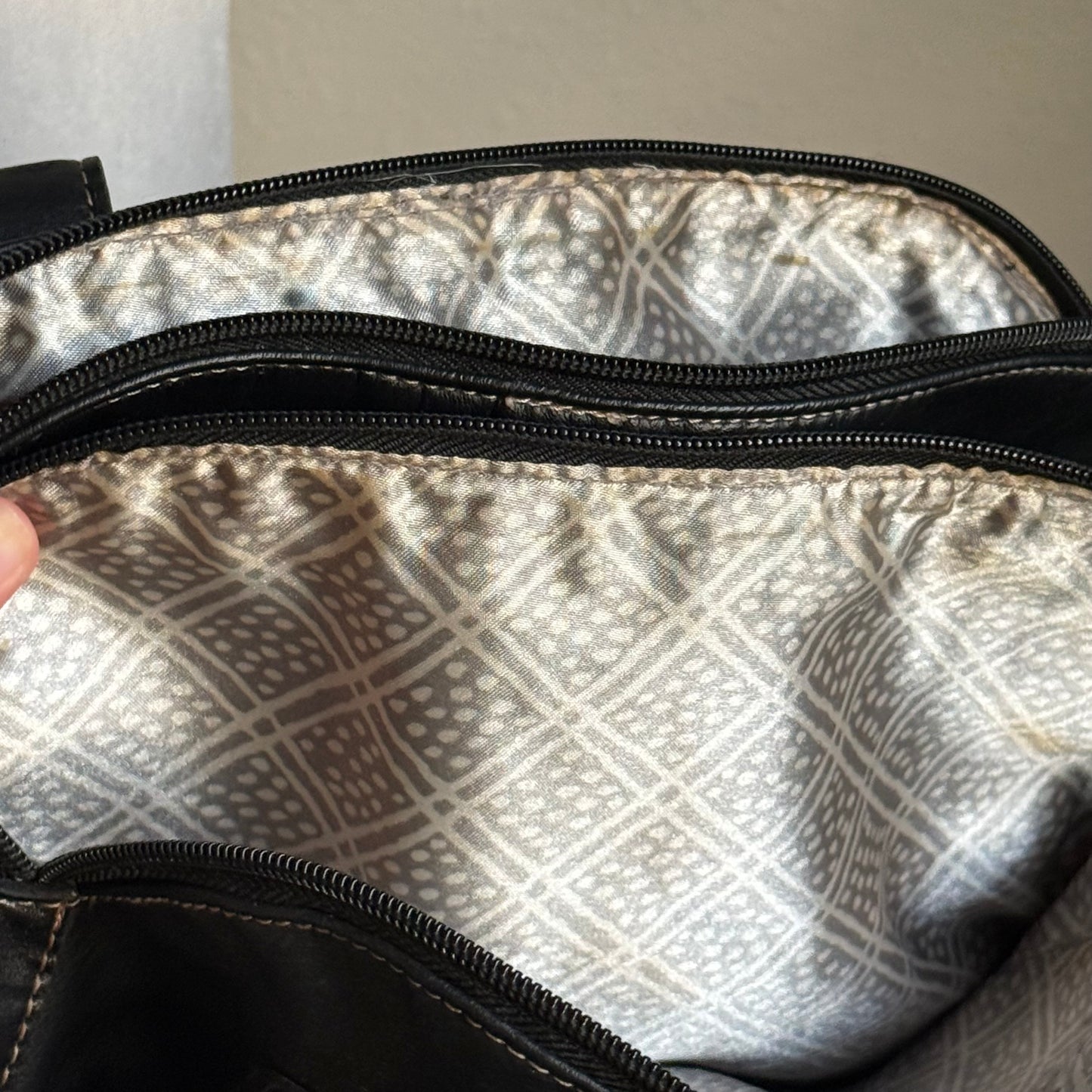 Mondani black shoulder bag