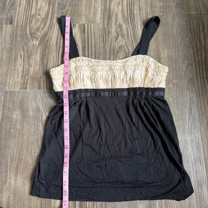 Moda’s coquette top