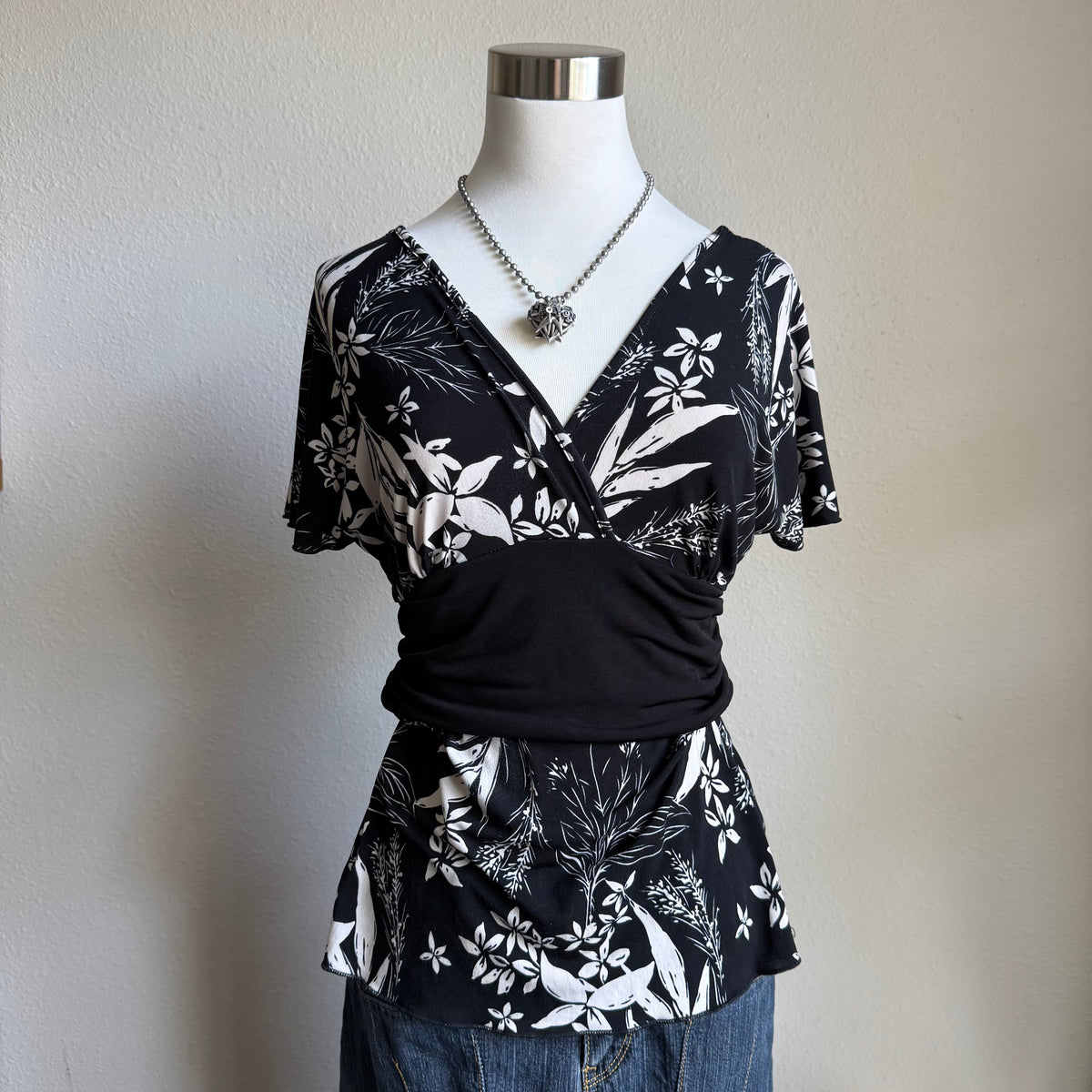 Rue 21 floral v cut top