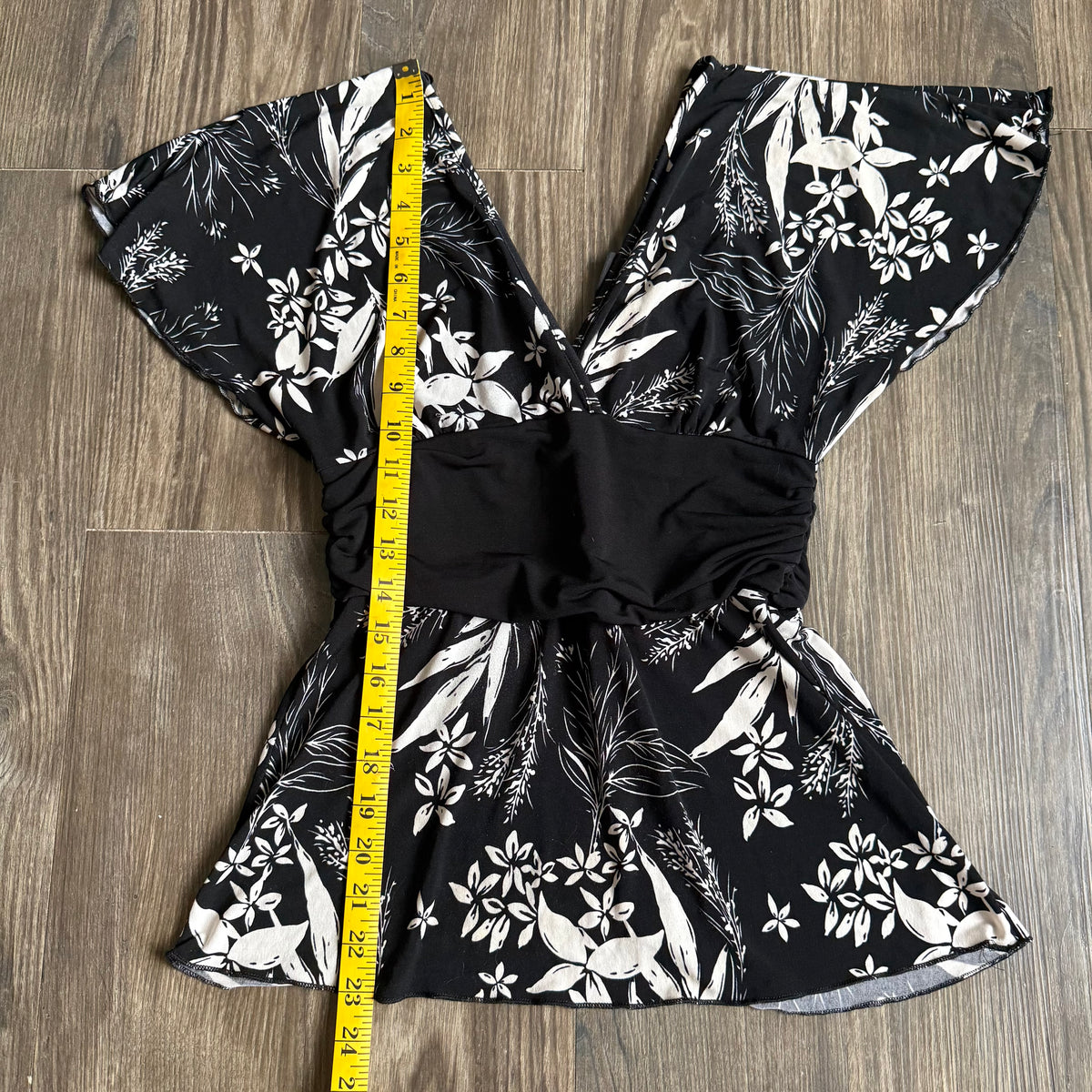 Rue 21 floral v cut top