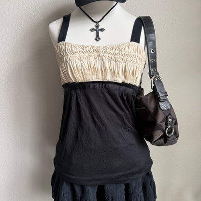 Moda’s coquette top
